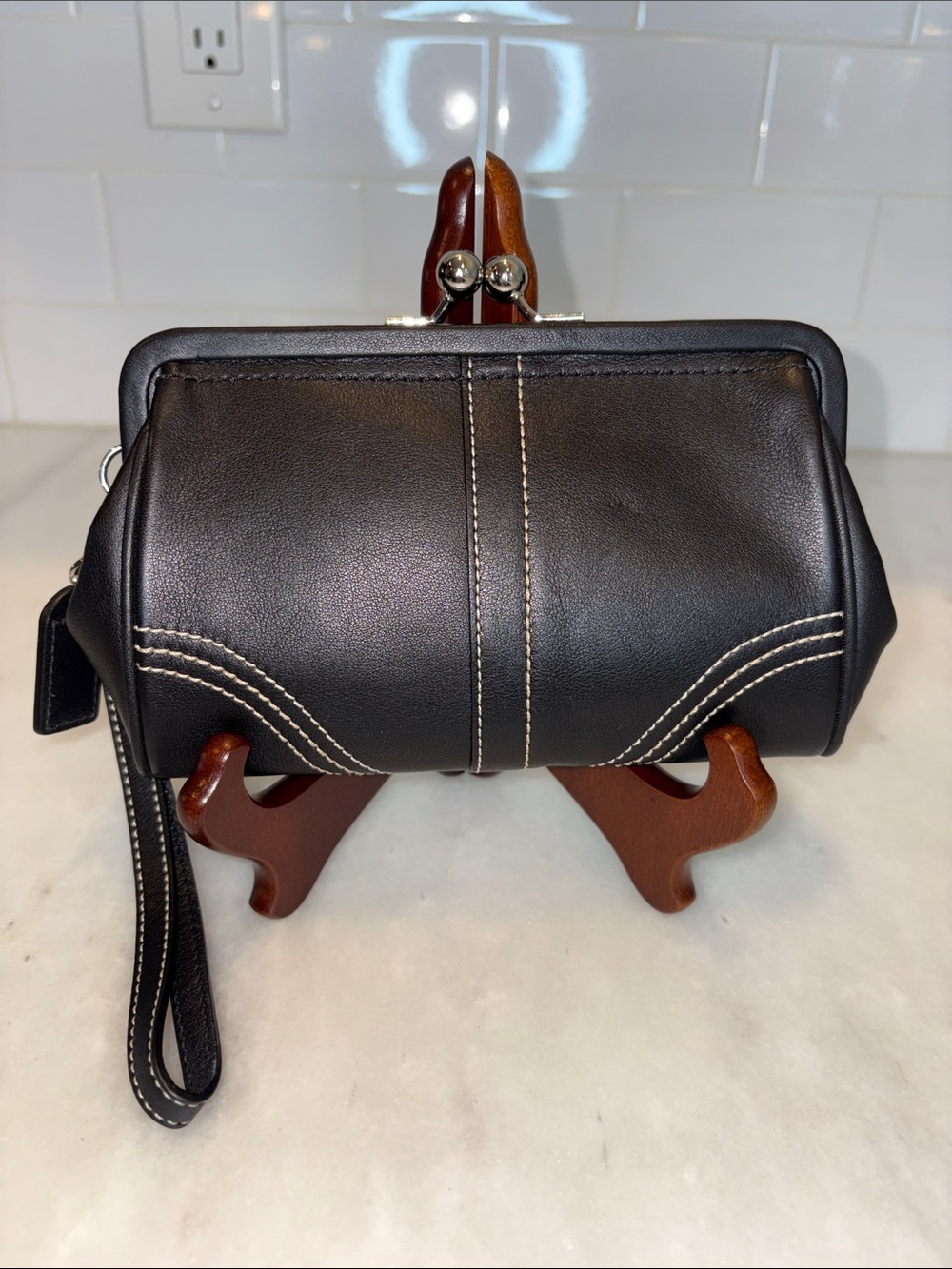 Coach Vintage Leather Wristlet Clutch Wallet Stitching Kisslock Like New
